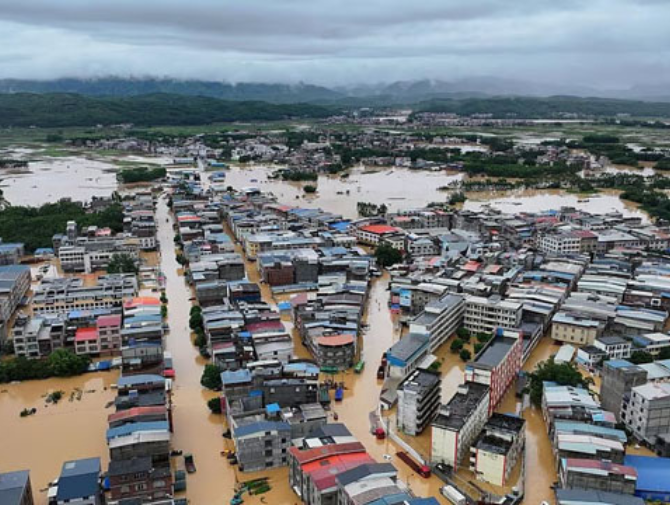 Storms kill 8 in China as heavy rain warning issued.&nbsp;