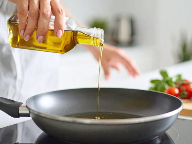 Wood-Pressed Groundnut Oil Vs Refined Oil: Why More Home Cooks Are Going Back To Tradition.